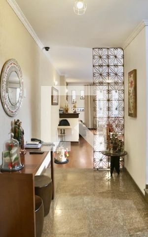 Casa à venda com 450m², 4 quartos e 7 vagas Casa à venda com 450m², 4 quartos e 7 vagasHall
