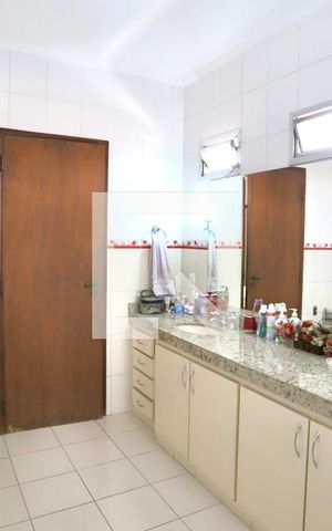 Casa à venda com 450m², 4 quartos e 7 vagas Casa à venda com 450m², 4 quartos e 7 vagasBanheiro do Quarto 3