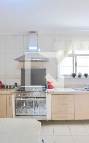 Casa à venda com 450m², 4 quartos e 7 vagas Casa à venda com 450m², 4 quartos e 7 vagasCozinha