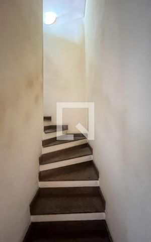 Casa de condomínio à venda com 140m², 4 quartos e 3 vagas Casa de condomínio à venda com 140m², 4 quartos e 3 vagasEscada
