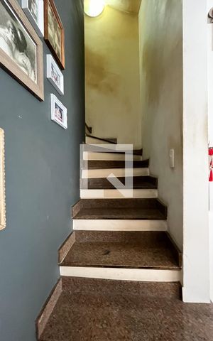 Casa de condomínio à venda com 140m², 4 quartos e 3 vagas Casa de condomínio à venda com 140m², 4 quartos e 3 vagasEscada