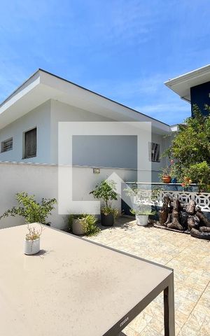 Casa à venda com 155m², 4 quartos e 1 vaga Casa à venda com 155m², 4 quartos e 1 vagaÁrea externa