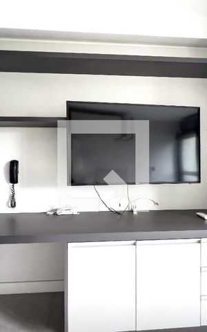 Apartamento à venda com 29m², 1 quarto e 1 vaga Apartamento à venda com 29m², 1 quarto e 1 vagaSala, armário e TV