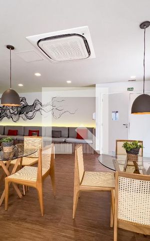 Apartamento à venda com 29m², 1 quarto e 1 vaga Apartamento à venda com 29m², 1 quarto e 1 vagaÁrea comum - Salão de festas, mesas e cadeiras