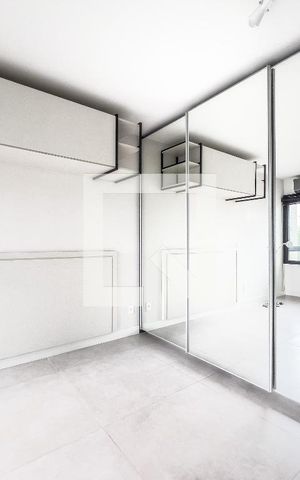 Apartamento à venda com 29m², 1 quarto e 1 vaga Apartamento à venda com 29m², 1 quarto e 1 vagaQuarto, armário de porta espelhada