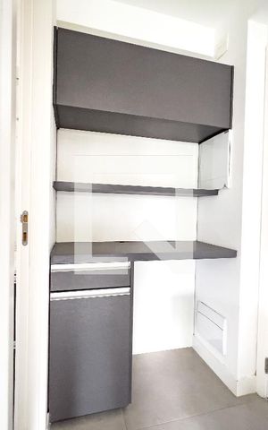 Apartamento à venda com 29m², 1 quarto e 1 vaga Apartamento à venda com 29m², 1 quarto e 1 vagaCozinha, armário e prateleiras