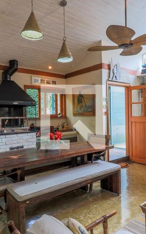 Casa à venda com 280m², 3 quartos e 3 vagas Casa à venda com 280m², 3 quartos e 3 vagasSala de TV/Churrasqueira