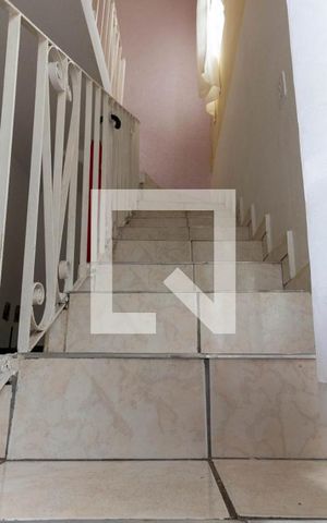 Casa à venda com 370m², 6 quartos e 4 vagas Casa à venda com 370m², 6 quartos e 4 vagasEscada