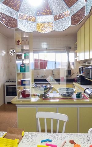 Casa à venda com 317m², 4 quartos e 4 vagas Casa à venda com 317m², 4 quartos e 4 vagasCozinha