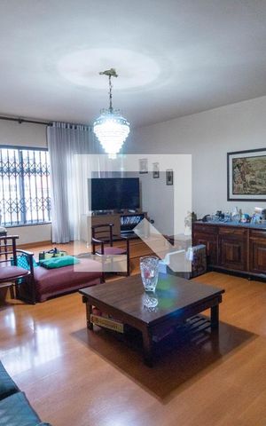 Casa à venda com 317m², 4 quartos e 4 vagas Casa à venda com 317m², 4 quartos e 4 vagasSala