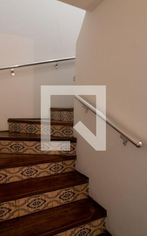 Casa à venda com 168m², 4 quartos e 2 vagas Casa à venda com 168m², 4 quartos e 2 vagasEscada