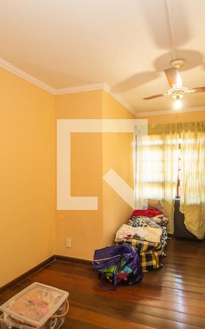 Casa à venda com 363m², 5 quartos e 2 vagas Casa à venda com 363m², 5 quartos e 2 vagasQuarto