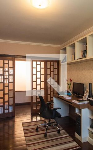Casa à venda com 363m², 5 quartos e 2 vagas Casa à venda com 363m², 5 quartos e 2 vagasQuarto