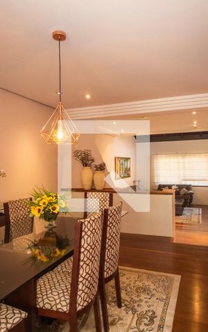 Casa à venda com 363m², 5 quartos e 2 vagas Casa à venda com 363m², 5 quartos e 2 vagasSala