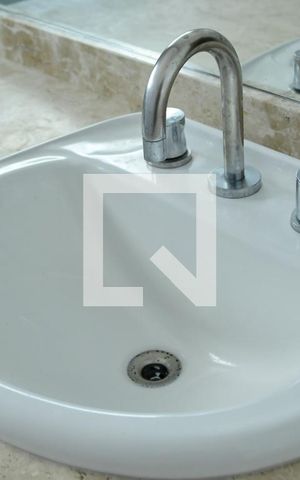 Casa de condomínio para alugar com 582m², 4 quartos e 4 vagasBanheiro da Suíte 1 