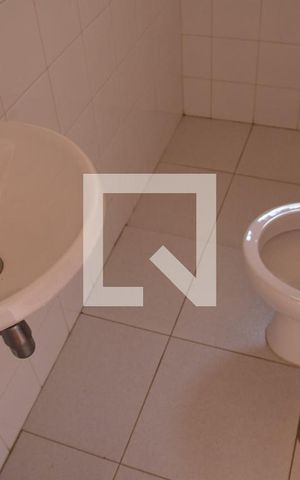 Casa de condomínio para alugar com 582m², 4 quartos e 4 vagasBanheiros do salão