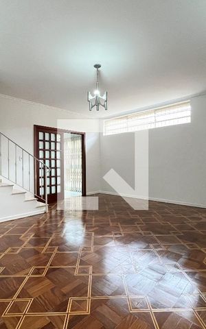 Casa à venda com 198m², 4 quartos e 3 vagas Casa à venda com 198m², 4 quartos e 3 vagasSala