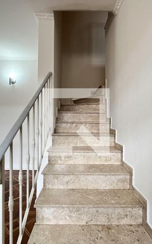 Casa à venda com 198m², 4 quartos e 3 vagas Casa à venda com 198m², 4 quartos e 3 vagasEscada