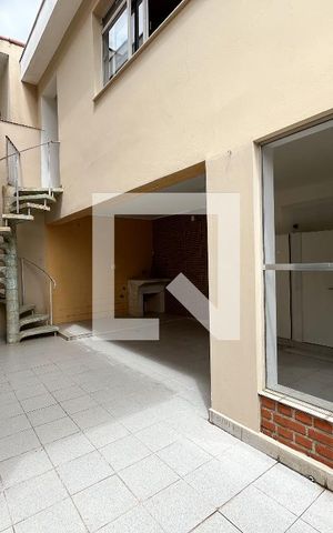 Casa à venda com 198m², 4 quartos e 3 vagas Casa à venda com 198m², 4 quartos e 3 vagasÁrea externa