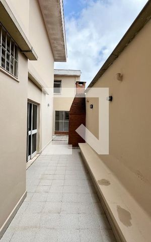 Casa à venda com 198m², 4 quartos e 3 vagas Casa à venda com 198m², 4 quartos e 3 vagasÁrea externa