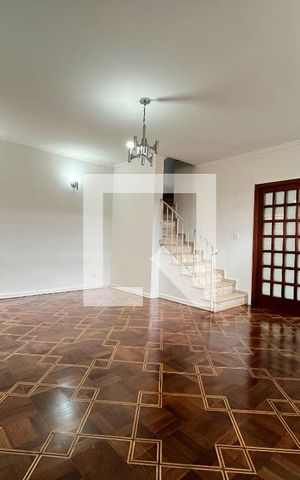 Casa à venda com 198m², 4 quartos e 3 vagas Casa à venda com 198m², 4 quartos e 3 vagasSala
