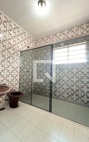 Casa à venda com 198m², 4 quartos e 3 vagas Casa à venda com 198m², 4 quartos e 3 vagasBanheiro Corredor