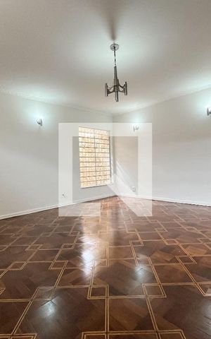 Casa à venda com 198m², 4 quartos e 3 vagas Casa à venda com 198m², 4 quartos e 3 vagasSala