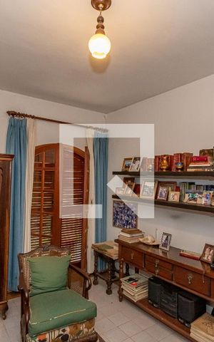 Casa à venda com 298m², 3 quartos e 4 vagas Casa à venda com 298m², 3 quartos e 4 vagasEscritório