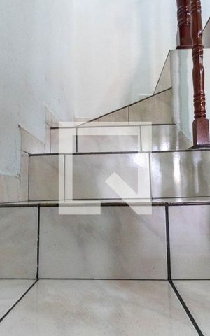 Casa à venda com 182m², 3 quartos e 2 vagas Casa à venda com 182m², 3 quartos e 2 vagasEscada