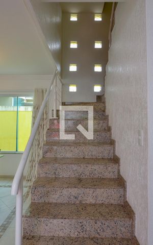 Casa de condomínio à venda com 380m², 4 quartos e 3 vagas Casa de condomínio à venda com 380m², 4 quartos e 3 vagasEscada