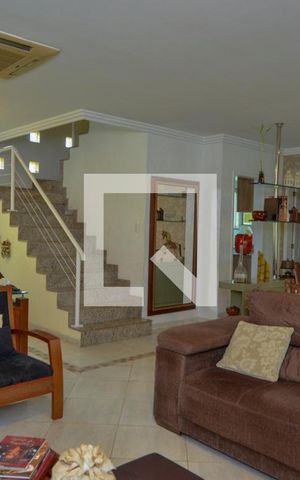 Casa de condomínio à venda com 380m², 4 quartos e 3 vagas Casa de condomínio à venda com 380m², 4 quartos e 3 vagasSala