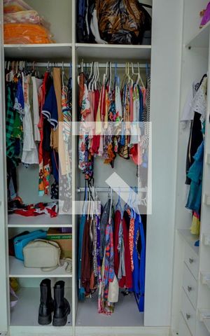 Casa de condomínio à venda com 380m², 4 quartos e 3 vagas Casa de condomínio à venda com 380m², 4 quartos e 3 vagasCloset da suíte 1