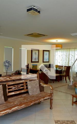 Casa de condomínio à venda com 380m², 4 quartos e 3 vagas Casa de condomínio à venda com 380m², 4 quartos e 3 vagasSala