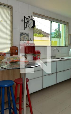 Casa de condomínio à venda com 380m², 4 quartos e 3 vagas Casa de condomínio à venda com 380m², 4 quartos e 3 vagasCozinha