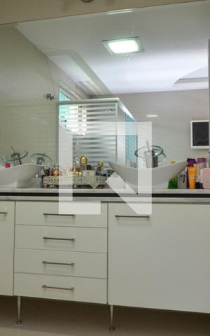 Casa de condomínio à venda com 380m², 4 quartos e 3 vagas Casa de condomínio à venda com 380m², 4 quartos e 3 vagasBanheiro da Suíte 3