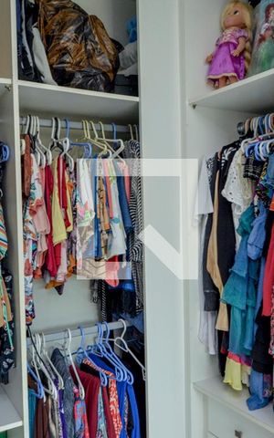 Casa de condomínio à venda com 380m², 4 quartos e 3 vagas Casa de condomínio à venda com 380m², 4 quartos e 3 vagasCloset da suíte 1