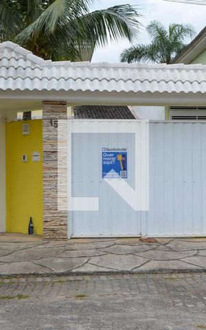 Casa de condomínio à venda com 380m², 4 quartos e 3 vagas Casa de condomínio à venda com 380m², 4 quartos e 3 vagasPlaca