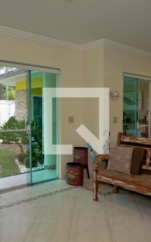 Casa de condomínio à venda com 380m², 4 quartos e 3 vagas Casa de condomínio à venda com 380m², 4 quartos e 3 vagasSala