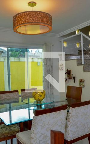 Casa de condomínio à venda com 380m², 4 quartos e 3 vagas Casa de condomínio à venda com 380m², 4 quartos e 3 vagasSala