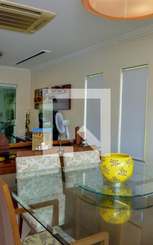 Casa de condomínio à venda com 380m², 4 quartos e 3 vagas Casa de condomínio à venda com 380m², 4 quartos e 3 vagasSala