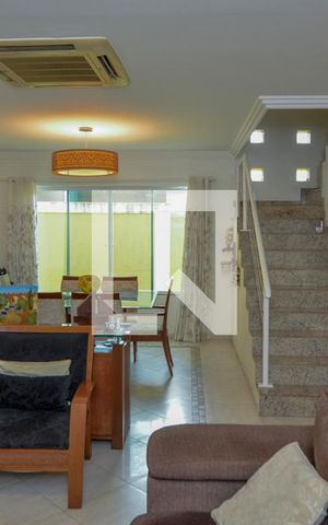 Casa de condomínio à venda com 380m², 4 quartos e 3 vagas Casa de condomínio à venda com 380m², 4 quartos e 3 vagasSala