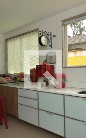 Casa de condomínio à venda com 380m², 4 quartos e 3 vagas Casa de condomínio à venda com 380m², 4 quartos e 3 vagasCozinha