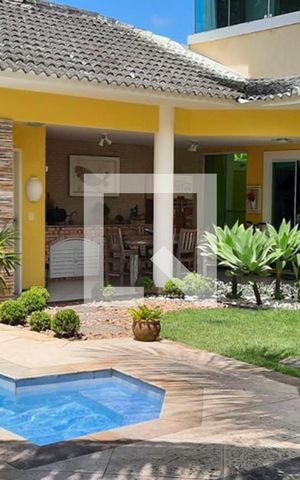 Casa de condomínio à venda com 380m², 4 quartos e 3 vagas Casa de condomínio à venda com 380m², 4 quartos e 3 vagasÁrea externa