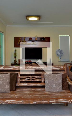 Casa de condomínio à venda com 380m², 4 quartos e 3 vagas Casa de condomínio à venda com 380m², 4 quartos e 3 vagasSala
