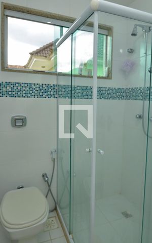 Casa de condomínio à venda com 380m², 4 quartos e 3 vagas Casa de condomínio à venda com 380m², 4 quartos e 3 vagasBanheiro da Suíte 1 e 2