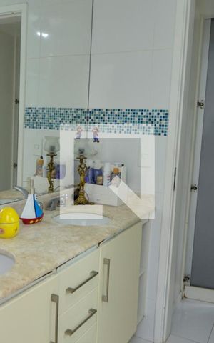Casa de condomínio à venda com 380m², 4 quartos e 3 vagas Casa de condomínio à venda com 380m², 4 quartos e 3 vagasBanheiro da Suíte 1 e 2