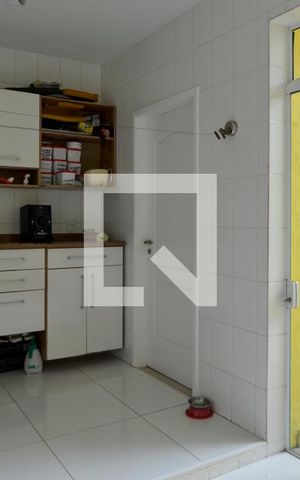 Casa de condomínio à venda com 380m², 4 quartos e 3 vagas Casa de condomínio à venda com 380m², 4 quartos e 3 vagasÁrea de serviço