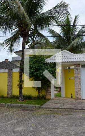 Casa de condomínio à venda com 380m², 4 quartos e 3 vagas Casa de condomínio à venda com 380m², 4 quartos e 3 vagasFachada