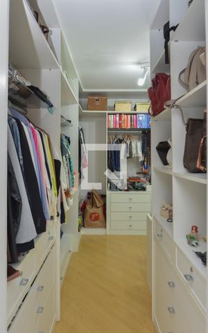 Casa de condomínio à venda com 380m², 4 quartos e 3 vagas Casa de condomínio à venda com 380m², 4 quartos e 3 vagasCloset da suíte 3