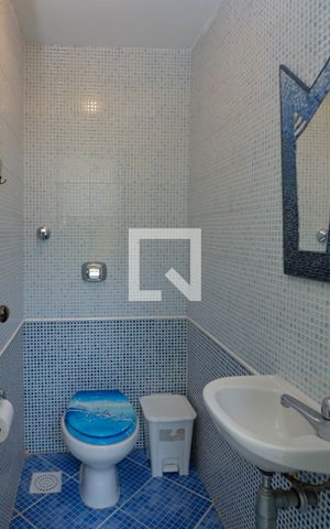 Casa de condomínio à venda com 380m², 4 quartos e 3 vagas Casa de condomínio à venda com 380m², 4 quartos e 3 vagasLavabo 2
